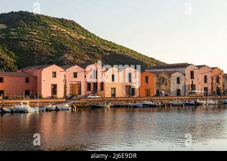 Pittoresque Bosa - les maisons de Tanner historique colorées dans une rangée sur le front de mer du Temo dans la vieille ville brillent au soleil, Planargia, Sardaigne Banque D'Images