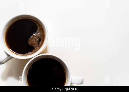 Deux tasses de café noir aromatique sur fond clair. Copier l'espace. Mise au point sélective. Vue de dessus Banque D'Images