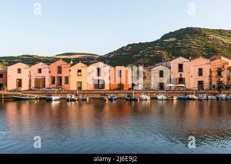 Pittoresque Bosa - les maisons de Tanner historique colorées dans une rangée sur le front de mer du Temo dans la vieille ville brillent au soleil, Planargia, Sardaigne Banque D'Images