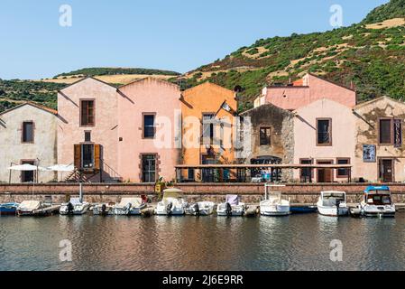 Pittoresque Bosa - les maisons de Tanner historique colorées dans une rangée sur le front de mer du Temo dans la vieille ville brillent au soleil, Planargia, Sardaigne Banque D'Images