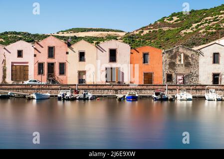 Pittoresque Bosa - les maisons de Tanner historique colorées dans une rangée sur le front de mer du Temo dans la vieille ville brillent au soleil, Planargia, Sardaigne Banque D'Images