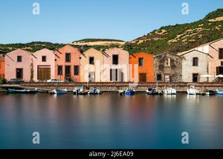 Pittoresque Bosa - les maisons de Tanner historique colorées dans une rangée sur le front de mer du Temo dans la vieille ville brillent au soleil, Planargia, Sardaigne Banque D'Images