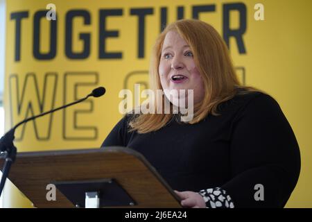 Photo du dossier datée du 27/04/22 du chef du Parti Alliance Naomi long lors du lancement du manifeste électoral de l'Assemblée du Parti Alliance 2022 au CIYMS à Belfast. Elle a déclaré que la vie des gens en Irlande du Nord est rendue plus difficile en n'ayant pas un exécutif de partage de pouvoir en état de fonctionner à Stormont. Date de publication : dimanche 1 mai 2022. Banque D'Images