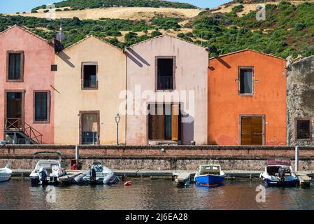 Pittoresque Bosa - les maisons de Tanner historique colorées dans une rangée sur le front de mer du Temo dans la vieille ville brillent au soleil, Planargia, Sardaigne Banque D'Images