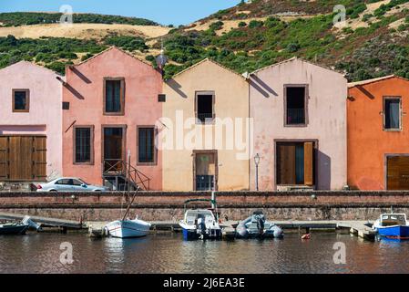 Pittoresque Bosa - les maisons de Tanner historique colorées dans une rangée sur le front de mer du Temo dans la vieille ville brillent au soleil, Planargia, Sardaigne Banque D'Images