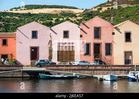 Pittoresque Bosa - les maisons de Tanner historique colorées dans une rangée sur le front de mer du Temo dans la vieille ville brillent au soleil, Planargia, Sardaigne Banque D'Images