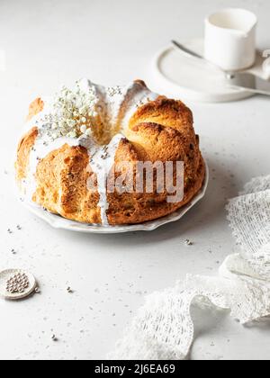 Gâteau Bundt décoré de saupoudrage et de fleurs. Pain doux orthodoxe de Pâques dans une clé haute Banque D'Images