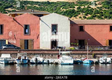 Pittoresque Bosa - les maisons de Tanner historique colorées dans une rangée sur le front de mer du Temo dans la vieille ville brillent au soleil, Planargia, Sardaigne Banque D'Images