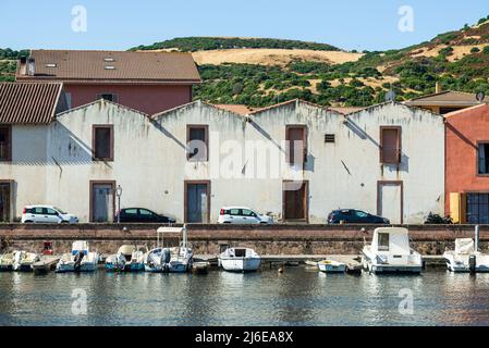 Pittoresque Bosa - les maisons de Tanner historique colorées dans une rangée sur le front de mer du Temo dans la vieille ville brillent au soleil, Planargia, Sardaigne Banque D'Images