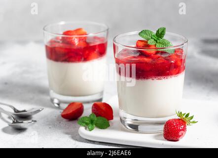 Panna cotta vegan à la noix de coco et aux fraises Banque D'Images