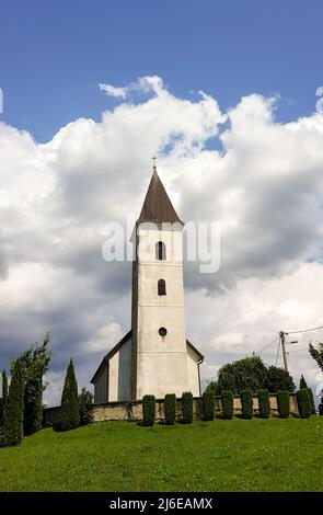 une église solitaire sur une colline Banque D'Images