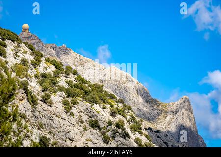 Célèbre dôme d'un système de radar militaire situé au sommet du pic de montagne de Puig Major au point le plus élevé de Majorque dans la Serra de son Torella. Banque D'Images