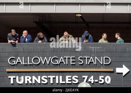 Les fans de football attendent de regarder depuis l'arrière du stade Gallowgate Stand de St James' Park, stade de Newcastle United, à Newcastle upon Tyne, Royaume-Uni. Banque D'Images