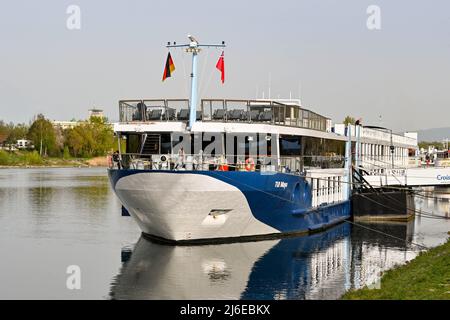 Breisach, Allemagne - avril 2022 : bateau de croisière TUI Maya exploité par TUI River Cruises amarré à Breisach Banque D'Images