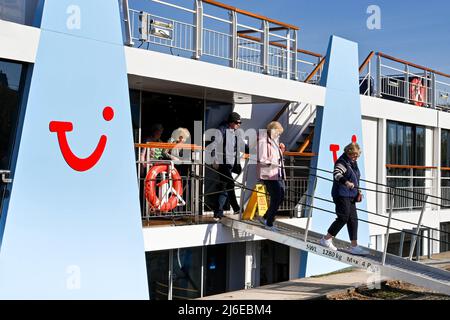 Strasbourg, France - avril 2022 : passagers embarquant à bord d'un bateau de croisière fluvial exploité par TUI River Cruises Banque D'Images