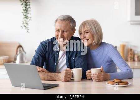 Beau couple d'âge mûr appréciant le temps ensemble à la maison Banque D'Images