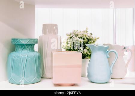 vue avant de divers vases en céramique concept céramique. Étagères avec plats en céramique dans l'atelier de poterie. Un ensemble de pots d'argile et de plats en céramique, qui Banque D'Images