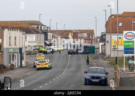 Un homme est malheureusement mort après avoir été dans une collision avec un véhicule de police sur le A259 à Peacehaven juste après 11,10pm le samedi (30 avril). Les services d'urgence ont réagi à l'incident après que l'homme de 27 ans qui se trouvait sur la route ait subi de graves blessures après avoir heurté le véhicule de police marqué près de la jonction de l'avenue Dorothy. Malgré les meilleurs efforts des ambulanciers paramédicaux et des intervenants, il est mort sur les lieux. Comme l'incident impliquait un véhicule de police, l'affaire a été renvoyée au Bureau indépendant de conduite de la police (CTOI) qui effectuera une enquête indépendante. Banque D'Images