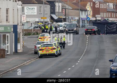 Un homme est malheureusement mort après avoir été dans une collision avec un véhicule de police sur le A259 à Peacehaven juste après 11,10pm le samedi (30 avril). Les services d'urgence ont réagi à l'incident après que l'homme de 27 ans qui se trouvait sur la route ait subi de graves blessures après avoir heurté le véhicule de police marqué près de la jonction de l'avenue Dorothy. Malgré les meilleurs efforts des ambulanciers paramédicaux et des intervenants, il est mort sur les lieux. Comme l'incident impliquait un véhicule de police, l'affaire a été renvoyée au Bureau indépendant de conduite de la police (CTOI) qui effectuera une enquête indépendante. Banque D'Images