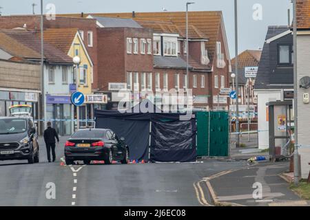 Un homme est malheureusement mort après avoir été dans une collision avec un véhicule de police sur le A259 à Peacehaven juste après 11,10pm le samedi (30 avril). Les services d'urgence ont réagi à l'incident après que l'homme de 27 ans qui se trouvait sur la route ait subi de graves blessures après avoir heurté le véhicule de police marqué près de la jonction de l'avenue Dorothy. Malgré les meilleurs efforts des ambulanciers paramédicaux et des intervenants, il est mort sur les lieux. Comme l'incident impliquait un véhicule de police, l'affaire a été renvoyée au Bureau indépendant de conduite de la police (CTOI) qui effectuera une enquête indépendante. Banque D'Images