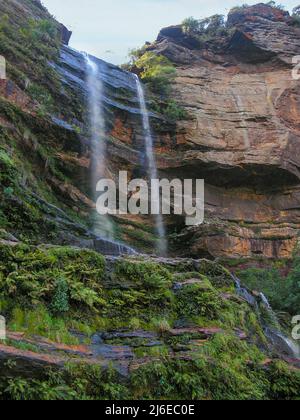 Vue sur les chutes de Katoomba de près sous l'automne principal, Blue Mountains, Nouvelle-Galles du Sud, Australie Banque D'Images