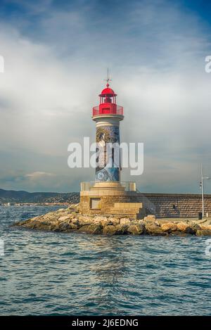 SAINT-TROPEZ, FRANCE - 16 AOÛT : phare emblématique du port de Saint-Tropez, Côte d'Azur, France, 16 août 2019. La ville est un monde f Banque D'Images