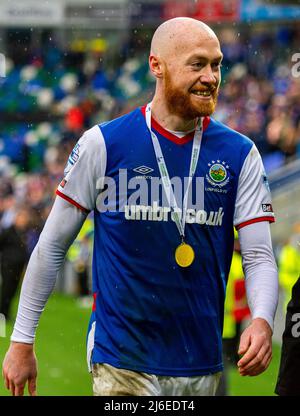 Chris Shields, joueur de Linfield, a fêté le post-match lors de la victoire du championnat de ligue 2021/22 du club. Banque D'Images