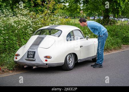 Londres, Royaume-Uni, 1 May2022. Un homme regarde un speedster Porsche 1600. Les passionnés de voitures d'époque se réunissent à Wimbledon Common pour présenter leurs véhicules le dimanche des fêtes. Credit: amer ghazzal / Alamy Live News Banque D'Images