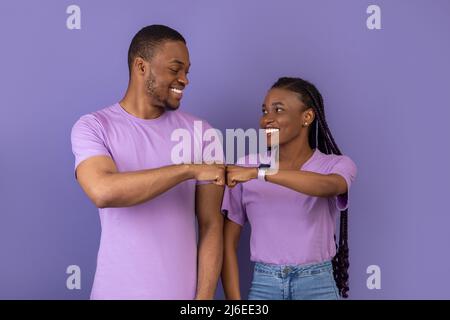 Portrait d'un couple noir heureux célébrant des poings de victoire Banque D'Images