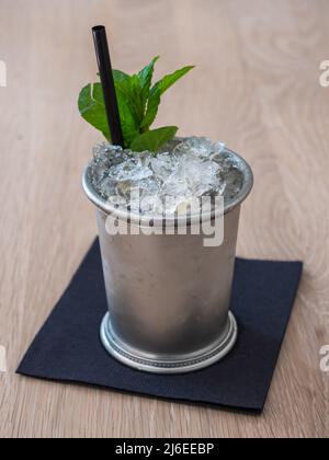 Cocktail de julep à la menthe avec glace écrasée dans une coupe de étain, avec un Sprig de menthe et de paille Banque D'Images