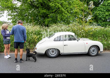 Londres, Royaume-Uni, 1 May2022. Les gens admirent un speedster Porsche 1600. Les passionnés de voitures d'époque se réunissent à Wimbledon Common pour présenter leurs véhicules le dimanche des fêtes. Credit: amer ghazzal / Alamy Live News Banque D'Images