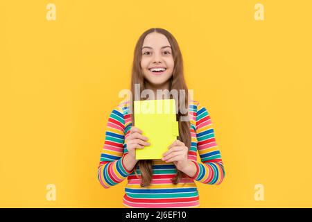 Profiter de la vie des élèves. Bonne fille sourire tenant le livre. Retour à l'école. Éducation scolaire Banque D'Images