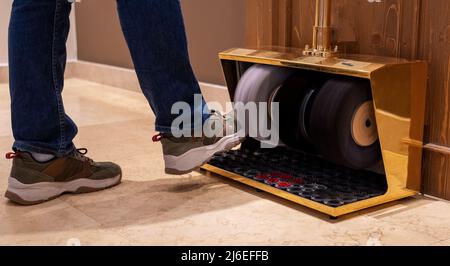 cirage de chaussures dans le hall de l'hôtel, homme Banque D'Images