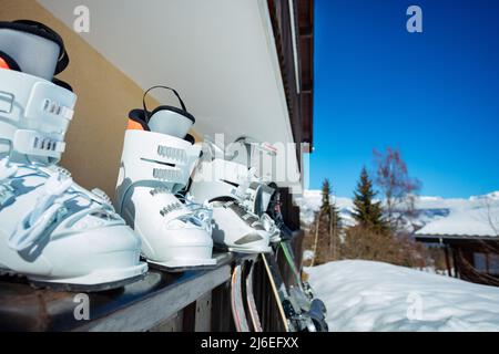 Concept de vacances d'hiver : rangée de nombreuses chaussures de ski alpin Banque D'Images