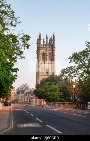 Tour de la Madeleine avant le lever du soleil au printemps. Oxford, Oxfordshire, Angleterre Banque D'Images