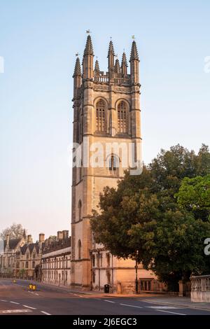 Tour de la Madeleine avant le lever du soleil au printemps. Oxford, Oxfordshire, Angleterre Banque D'Images