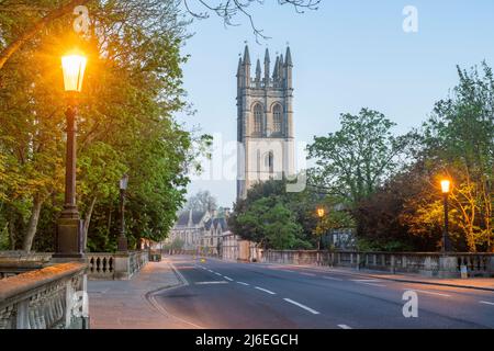 Tour de la Madeleine avant le lever du soleil au printemps. Oxford, Oxfordshire, Angleterre Banque D'Images