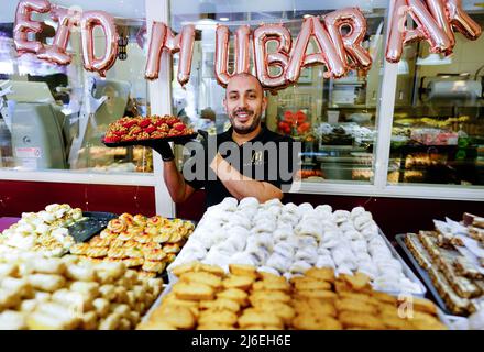 La Haye, pays-Bas. 1st mai 2022. 2022-05-01 12:13:05 LA HAYE - cookies marocains à la boulangerie de Marrakech à cause de la Fest du sucre. Le mois islamique de jeûne du Ramadan est terminé. Les musulmans du monde entier célèbrent la fin du jeûne avec Eid al-Fitr. ANP MARCO DE SWART pays-bas - belgique Out crédit: ANP/Alay Live News Banque D'Images