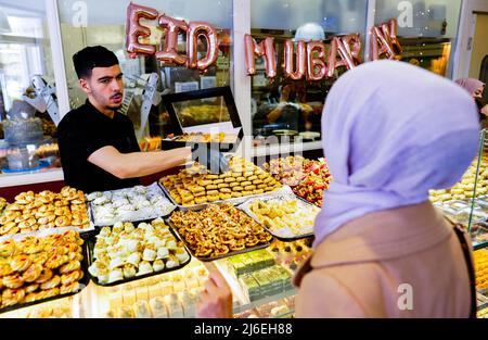 La Haye, pays-Bas. 1st mai 2022. 2022-05-01 12:21:50 LA HAYE - surpeuplé à la boulangerie marocaine Marrakech à cause de la fête du sucre. Le mois islamique de jeûne du Ramadan est terminé. Les musulmans du monde entier célèbrent la fin du jeûne avec Eid al-Fitr. ANP MARCO DE SWART pays-bas - belgique Out crédit: ANP/Alay Live News Banque D'Images