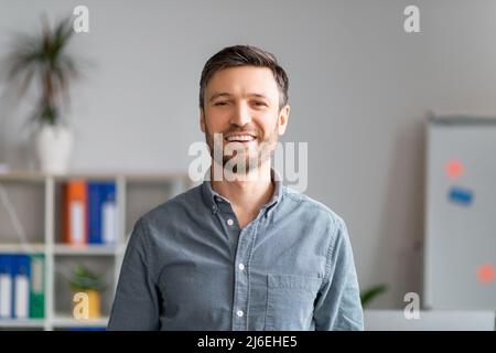 Portrait en gros plan d'un homme d'affaires mûr se posant au bureau, beau Manager d'âge moyen en tenue formelle Banque D'Images