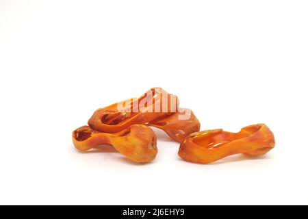 Fleurs séchées de mace entier ou de noix de muscade de Myristica fragrans épice isolée sur fond blanc. Banque D'Images