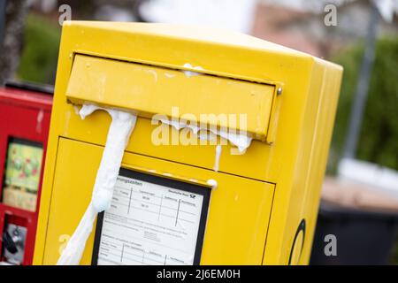 01 Mai 2022, Bavière, Perchting: Une boîte aux lettres étalées de papier toilette et de mousse est vu après la nuit libre. La soirée gratuite du 30 avril au 1 mai est un moment où les jeunes, en particulier dans le sud de l'Allemagne, aiment jouer aux flancs. Photo: Matthias balk/dpa Banque D'Images