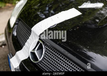 01 Mai 2022, Bavière, Perchting: Une voiture souillée avec du papier toilette est vu après la nuit libre. La soirée gratuite du 30 avril au 1 mai est un moment où les jeunes, en particulier dans le sud de l'Allemagne, aiment jouer aux flancs. Photo: Matthias balk/dpa Banque D'Images