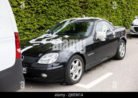 01 Mai 2022, Bavière, Perchting: Une voiture souillée avec du papier toilette est vu après la nuit libre. La soirée gratuite du 30 avril au 1 mai est un moment où les jeunes, en particulier dans le sud de l'Allemagne, aiment jouer aux flancs. Photo: Matthias balk/dpa Banque D'Images