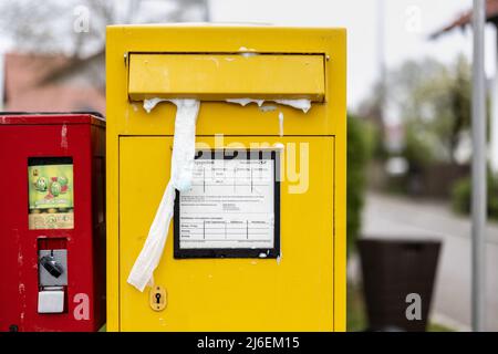 01 Mai 2022, Bavière, Perchting: Une boîte aux lettres étalées de papier toilette et de mousse est vu après la nuit libre. La soirée gratuite du 30 avril au 1 mai est un moment où les jeunes, en particulier dans le sud de l'Allemagne, aiment jouer aux flancs. Photo: Matthias balk/dpa Banque D'Images