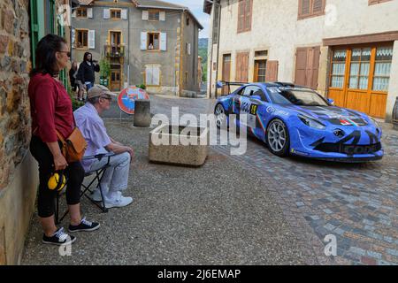 CHAMELET, FRANCE, 28 avril 2022 : Rallye Rhone-Charbonnières est la deuxième étape du Championnat de voitures de rallye français sur les routes des collines du Beaujolais et vi Banque D'Images