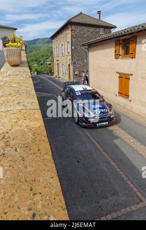 CHAMELET, FRANCE, 28 avril 2022 : Rallye Rhone-Charbonnières est la deuxième étape du Championnat de voitures de rallye français sur les routes des collines du Beaujolais et vi Banque D'Images