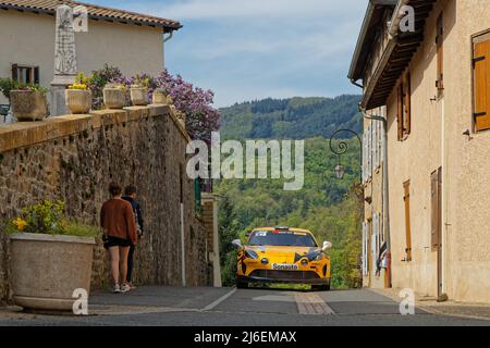 CHAMELET, FRANCE, 28 avril 2022 : Rallye Rhone-Charbonnières est la deuxième étape du Championnat de voitures de rallye français sur les routes des collines du Beaujolais et vi Banque D'Images