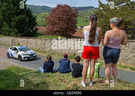 CHAMELET, FRANCE, 28 avril 2022 : Rallye Rhone-Charbonnières est la deuxième étape du Championnat de voitures de rallye français sur les routes des collines du Beaujolais et vi Banque D'Images