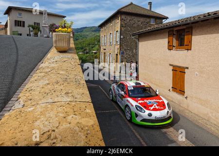 CHAMELET, FRANCE, 28 avril 2022 : Rallye Rhone-Charbonnières est la deuxième étape du Championnat de voitures de rallye français sur les routes des collines du Beaujolais et vi Banque D'Images